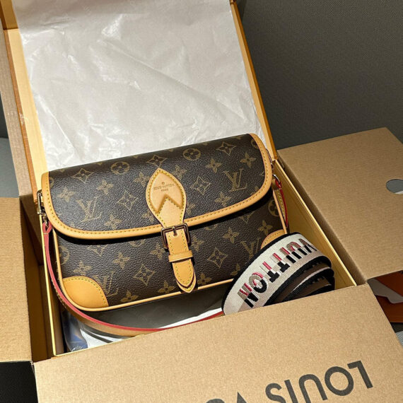 Louis Vuitton The Elegance of Leather Monogram Canvas Bags Crossbody Bags for Women