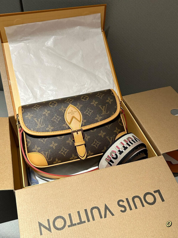 Louis Vuitton The Elegance of Leather Monogram Canvas Bags Crossbody Bags for Women