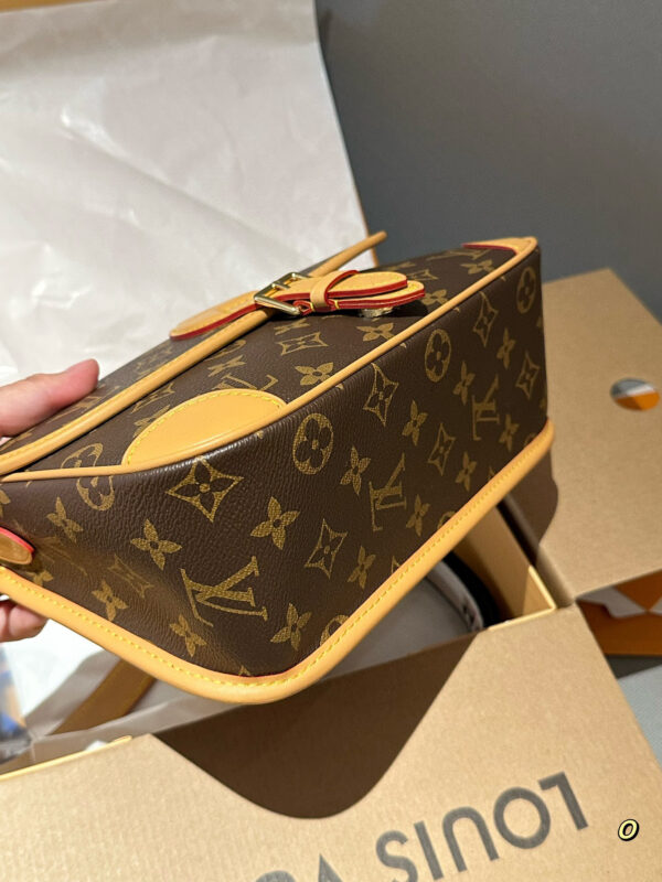 Louis Vuitton The Elegance of Leather Monogram Canvas Bags Crossbody Bags for Women