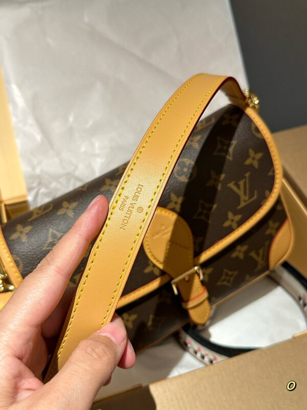 Louis Vuitton The Elegance of Leather Monogram Canvas Bags Crossbody Bags for Women