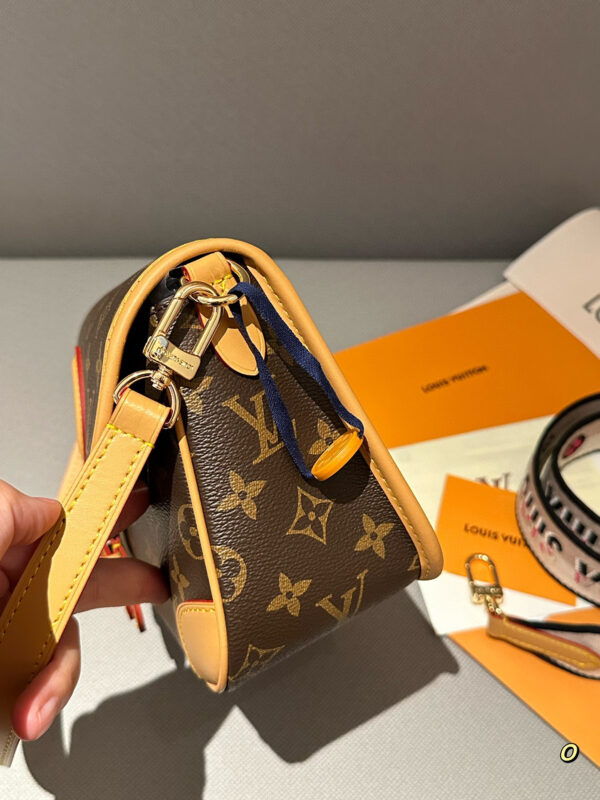 Louis Vuitton The Elegance of Leather Monogram Canvas Bags Crossbody Bags for Women