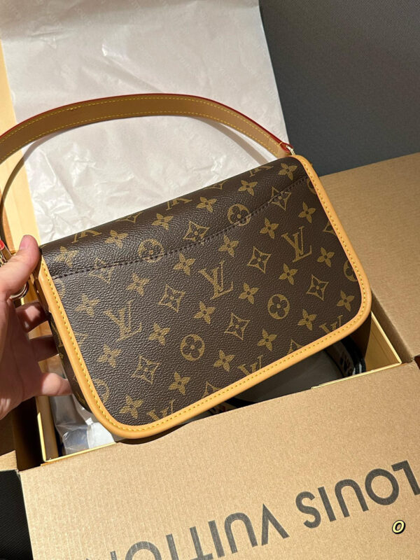 Louis Vuitton The Elegance of Leather Monogram Canvas Bags Crossbody Bags for Women