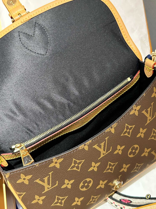 Louis Vuitton The Elegance of Leather Monogram Canvas Bags Crossbody Bags for Women