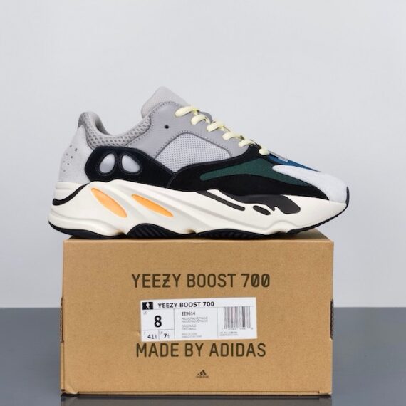 The Yeezy 700 shoe body is made of suede, leather, and mesh, classic and trendy shoes