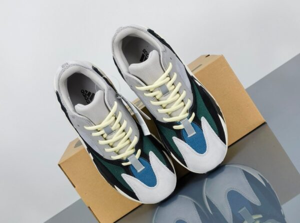 The Yeezy 700 shoe body is made of suede, leather, and mesh, classic and trendy shoes