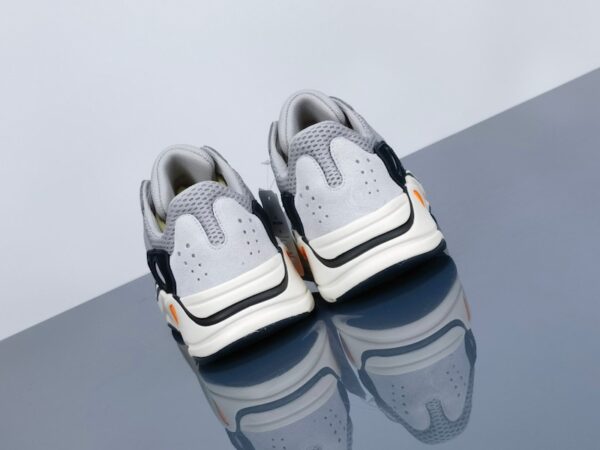 The Yeezy 700 shoe body is made of suede, leather, and mesh, classic and trendy shoes
