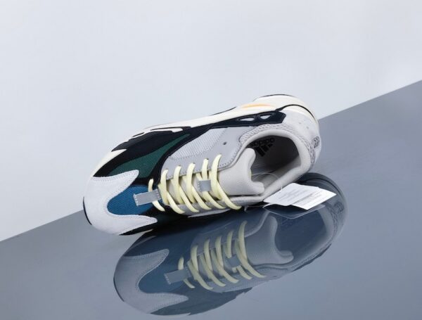 The Yeezy 700 shoe body is made of suede, leather, and mesh, classic and trendy shoes