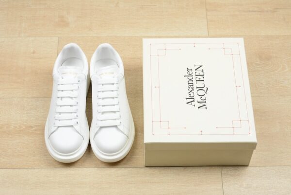 New casual and fashionable sports shoes with cowhide and white leather tail