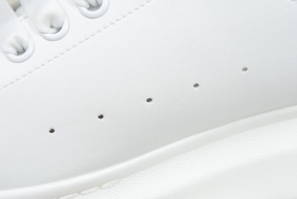 New casual and fashionable sports shoes with cowhide and white leather tail