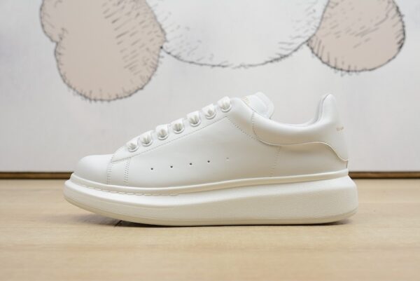 New casual and fashionable sports shoes with cowhide and white leather tail