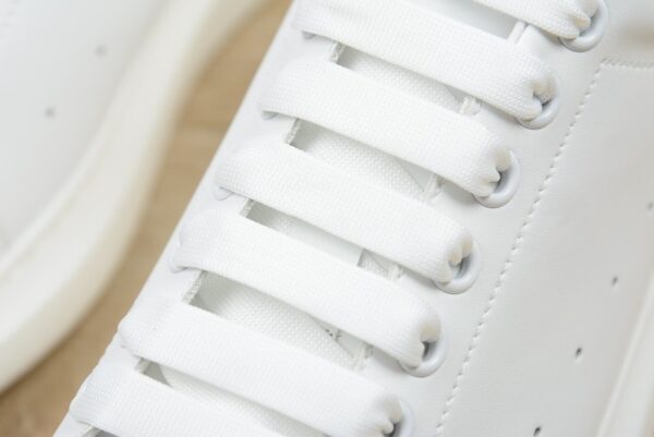 New casual and fashionable sports shoes with cowhide and white leather tail