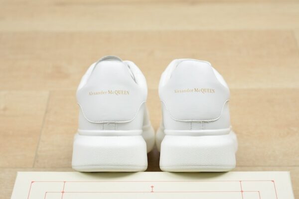 New casual and fashionable sports shoes with cowhide and white leather tail