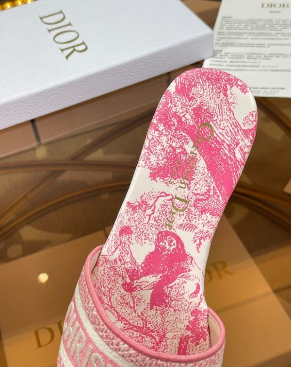 Dior slippers Early spring new one-piece embroidered flat